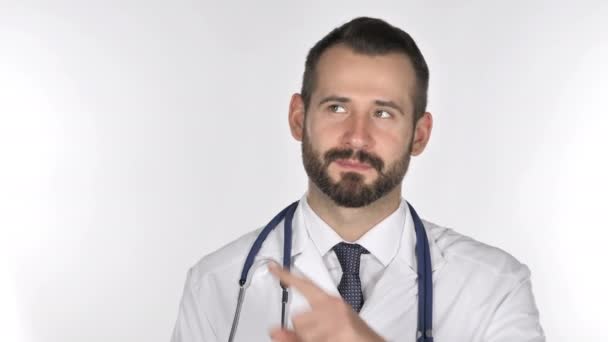 Γιατρός Τοποθετώντας Δείκτη Στην Πλευρά Λευκό Φόντο — Αρχείο Βίντεο