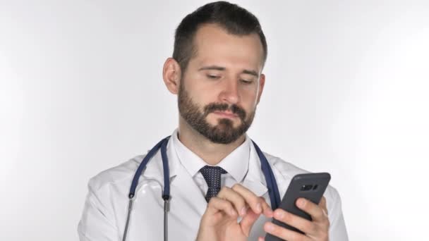 Oude Dokter Doorbladeren Smartphone Witte Achtergrond — Stockvideo