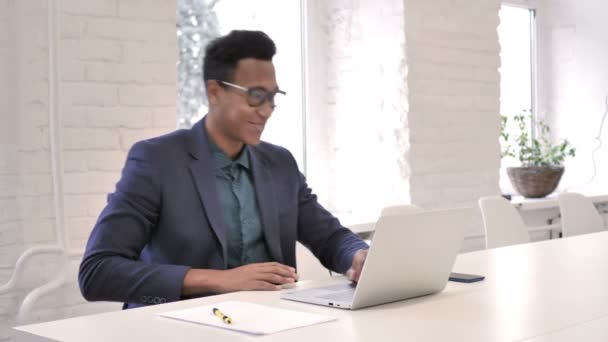 Geschäftsmann Feiert Erfolg Arbeitet Laptop — Stockvideo