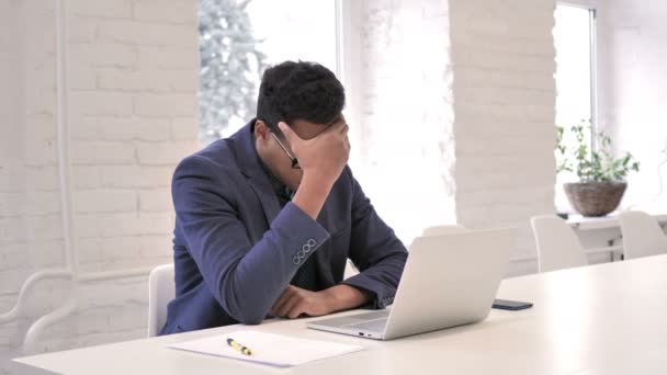 Mal Testa Uomo Affari Stressato Che Lavora Sul Computer Portatile — Video Stock