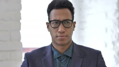 Hayır, kafa sallayarak teklif sevmeme kötü ruh hali içinde Afrika iş adamı