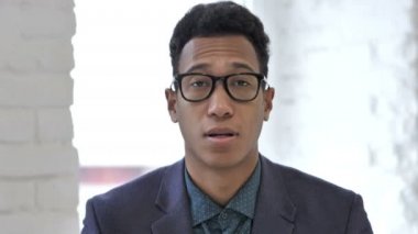 Evet, başını sallayarak teklifi kabul olumlu Afrika işadamı