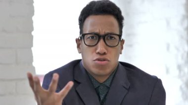 Kızgın işadamı Office, fotoğraf makinesi görünümünü bağırıyor