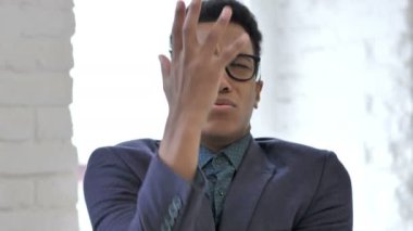 Para kaybı ile hayal kırıklığına uğramış genç kızın yakın çekim