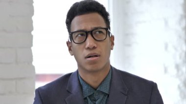 Dizüstü bilgisayar, ön görünümü çalışma düşünme Afrika işadamı yakın çekim