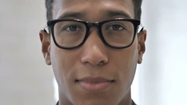 Kameraya bakıyor Afrika işadamı yüzü gülen yakın çekim