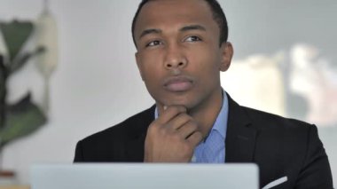 Dizüstü bilgisayar, ön görünümü çalışma düşünme rahat Afro-Amerikan işadamı yakın çekim