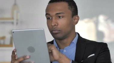Casual Afro-Amerikan işadamı tarama Internet Tablet kapatın