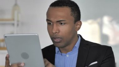 Rahat Afro-Amerikan işadamı üzgün kaybı Tablet kullanarak süre kadar kapatın