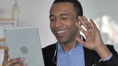 İn rahat Afro-Amerikan işadamı yapıyor Online Video Chat tablet kadar kapatın