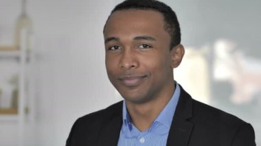 Merhaba, hoş geldiniz el sallayarak rahat Afro-Amerikan işadamı