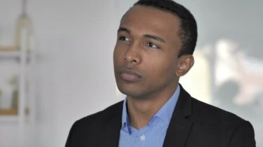 Ofiste rahat Afro-Amerikan işadamı düşünme, beyin fırtınası