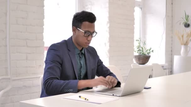 Homme Affaires Pensif Penser Travailler Sur Ordinateur Portable — Video