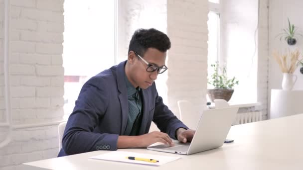 Empresario Saliendo Oficina Después Del Trabajo — Vídeos de Stock