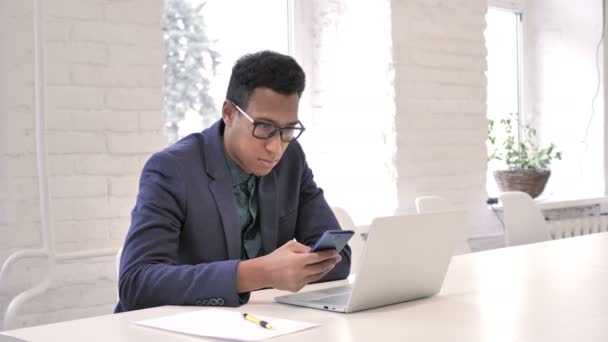 Biznesmen Finansowych Handlu Online Przy Użyciu Smartfona — Wideo stockowe