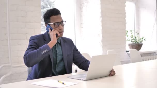 Επιχειρηματίας Που Μιλάτε Στο Τηλέφωνο Διαπραγμάτευση Πελάτης — Αρχείο Βίντεο