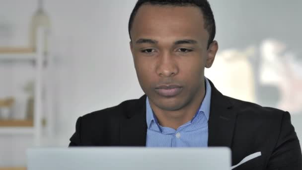 Крупный План Разгневанного Афро Американского Бизнесмена Реагирующего Финансовые Потери Работе — стоковое видео