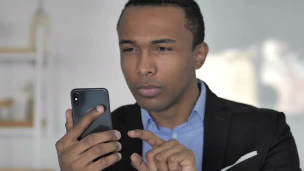 Close Casual Afro Americano Empresário Perturbado Por Perda Usar Smartphone — Vídeo de Stock