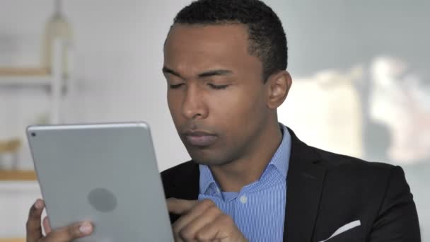 Close Empresário Afro Americano Casual Surpreendido Com Resultados Usar Tablet — Vídeo de Stock