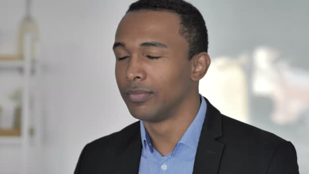 Mosolyogva Nézett Kamera Alkalmi Afro Amerikai Üzletember Portréja — Stock videók