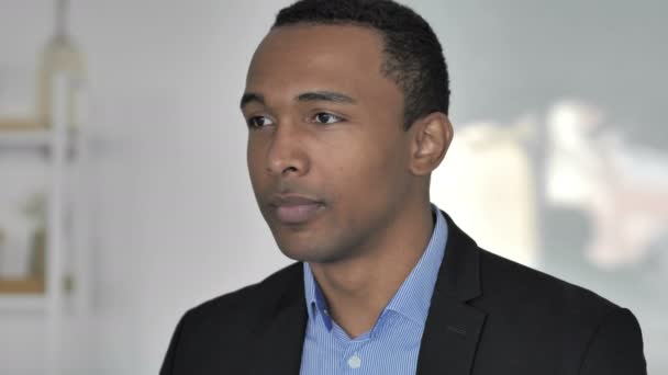 Ano Pozitivní Příležitostné Afro American Podnikatel Přijímá Nabídku Třepáním Hlavou — Stock video