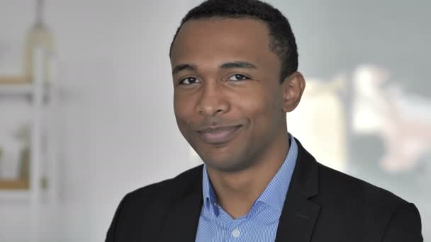 Okay Zeichen Von Zufriedenen Lässigen Afroamerikanischen Geschäftsmann — Stockvideo