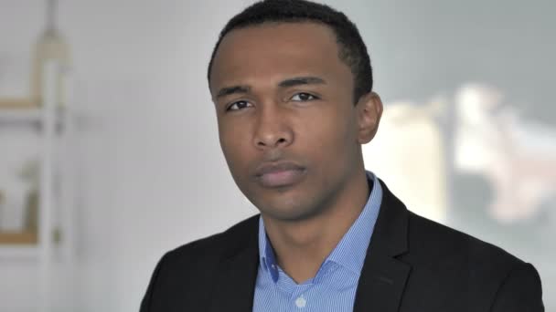 Příležitostné Afro American Podnikatel Odmítá Nabídku Třepáním Hlavou — Stock video