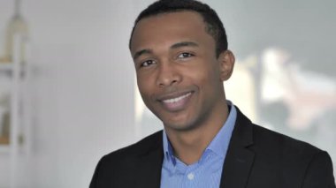 Bize ulaşın, beni rahat Afro-Amerikan işadamı açık müşteriler yardım için ara