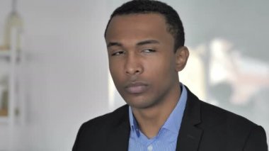 Portre rahat Afro-Amerikan işadamı sessizlik, dudaklarında parmak el hareketi