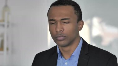 Dur, teklif etmek--dan durdurma, sorun kaçınarak rahat Afro-Amerikan iş adamı