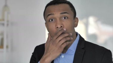 Şok rahat Afro-Amerikan işadamı huşu içinde şaşırmış gibi merak