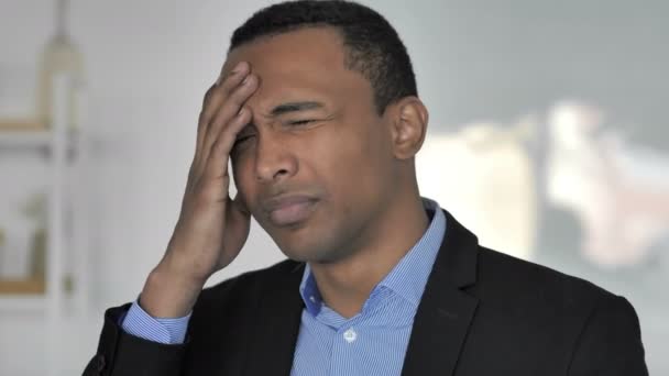 Kopfschmerzen Porträt Eines Angespannten Afroamerikanischen Geschäftsmannes Amt — Stockvideo