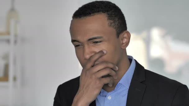 Depressiver Afroamerikanischer Geschäftsmann Denkt Über Probleme Amt Nach — Stockvideo