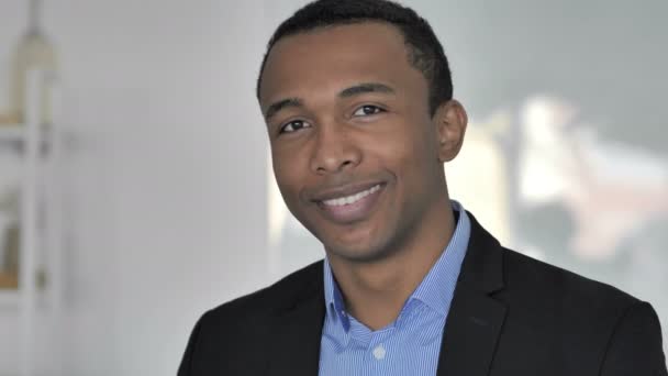 Fale Conosco Chame Empresário Afro Americano Casual Aberto Para Ajudar — Vídeo de Stock