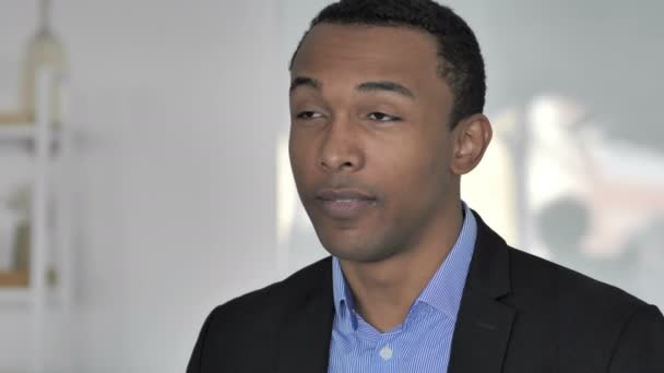 Příležitostné Afro American Podnikatel Mluví Zákazníkem Úřadu Diskuse — Stock video