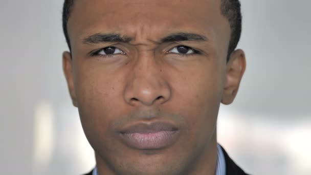 頭を振ることによって提供を拒否してカジュアルなアフリカ系アメリカ人実業家の顔のクローズ アップ — ストック動画