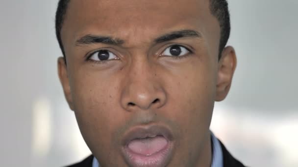 Närbild Chockad Ansikte Casual Afro American Affärsman Förvånad Förlust — Stockvideo