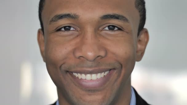Close Smiling Face Casual Empresário Afro Americano Olhando Para Câmera — Vídeo de Stock