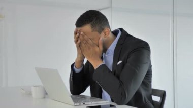 Kaybı, sinirli rahat Afro-Amerikan işadamı dizüstü bilgisayarda çalışma