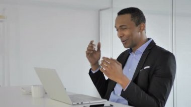 Casual Afro-Amerikan işadamı tarafından online görüntülü sohbet
