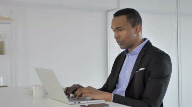 Öksürük, öksürük iş yerinde rahat Afro-Amerikan iş adamı