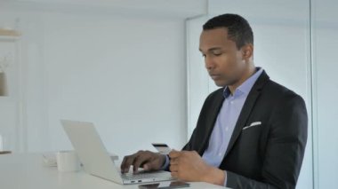 Tarafından rahat Afro-Amerikan iş adamı, iş Online ödeme online alışveriş