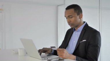 Başarılı Online Casual Afro-Amerikan işadamı ile ödeme, kredi kartı ile alışveriş