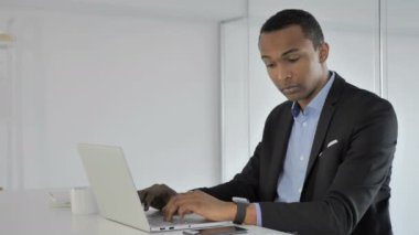 Casual Afro-Amerikan işadamı SmartWatch bildirimleri denetlemek için kullanma