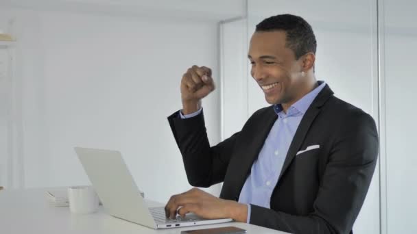 Casual Afro Amerikaanse Zakenman Vieren Van Succes Die Laptop Werkt — Stockvideo