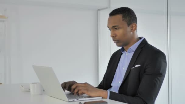 Afroamerikanischer Geschäftsmann Arbeitet Büro Laptop — Stockvideo