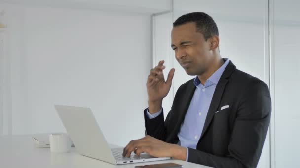 Kopfschmerzen Gestresster Afroamerikanischer Geschäftsmann Der Laptop Arbeitet — Stockvideo