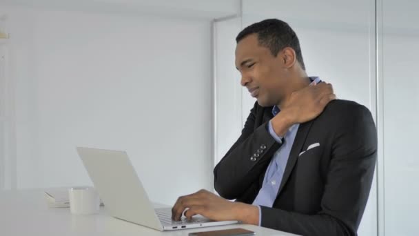 Афро Американский Бизнесмен Болями Шее Работающий Над Ноутбуком — стоковое видео