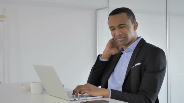 Афро Американский Бизнесмен Болями Спине Работающий Над Ноутбуком — стоковое видео