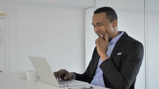 Ból Zęba Dorywczo Afro Amerykański Businessmanface Zakażenie Zęba — Wideo stockowe